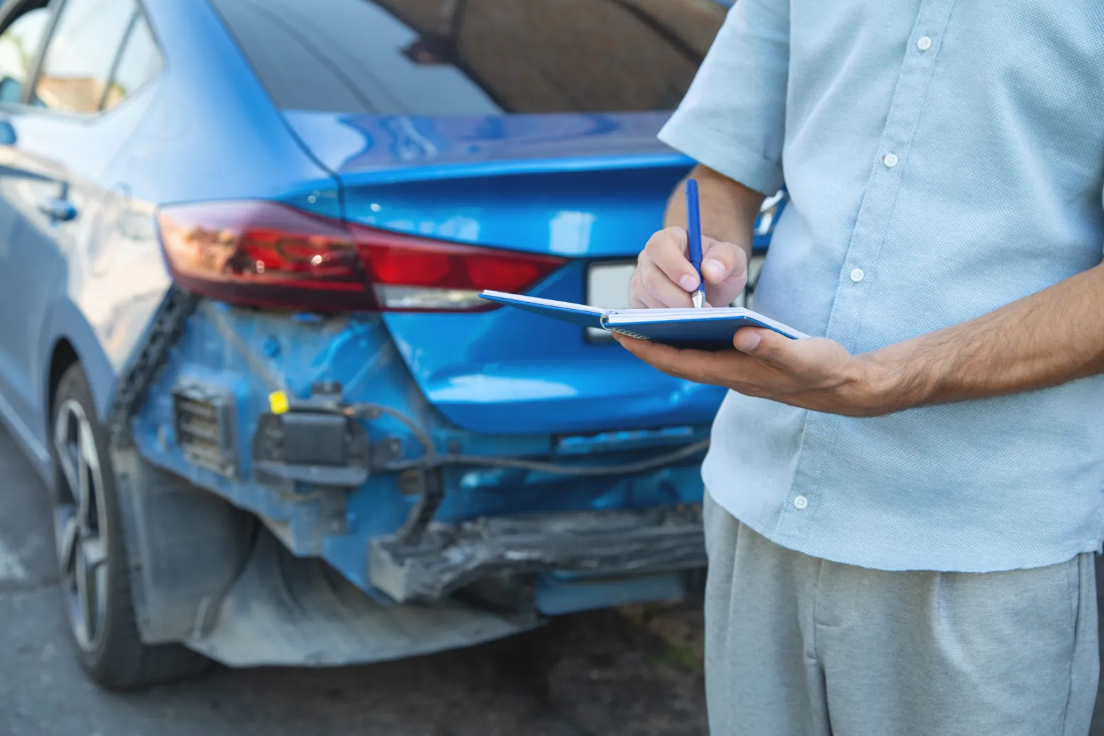 Schadensaufnahme am Heck eines Unfallfahrzeugs